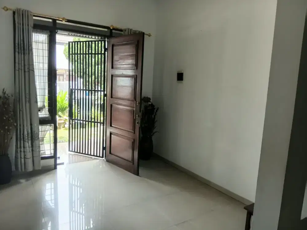 TERMURAH DISEWA RUMAH 1,5 LANTAI SIAP HUNI SEMI FURNISHED LOKASI DI KOMPLEK SINGGASANA PRADANA BANDUNG