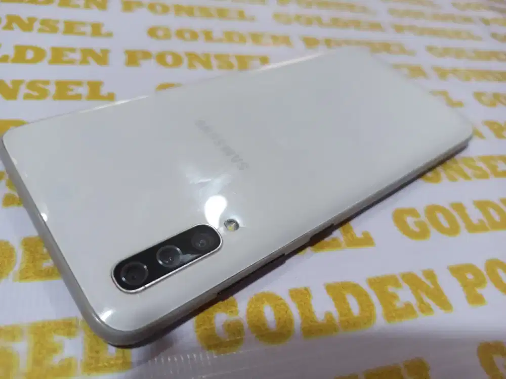 Samsung A70 128Gb/Ram6Gb Golden ponsel
