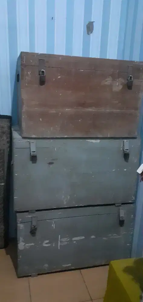 Peti Lama Kayu Tahan Rayap