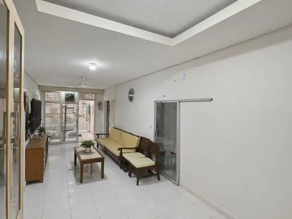 ANA RUMAH LAMA UK 10X22M DI KOMPLEK KAVLING POLRI JELAMBAR