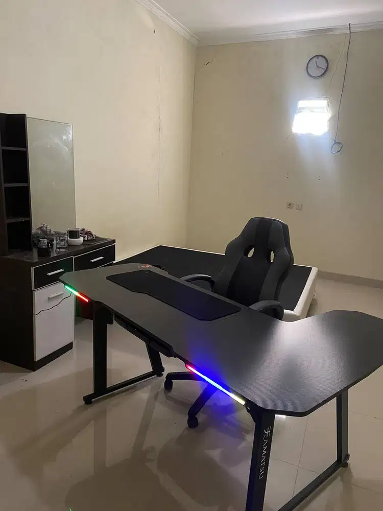 Meja dan Kursi Gaming