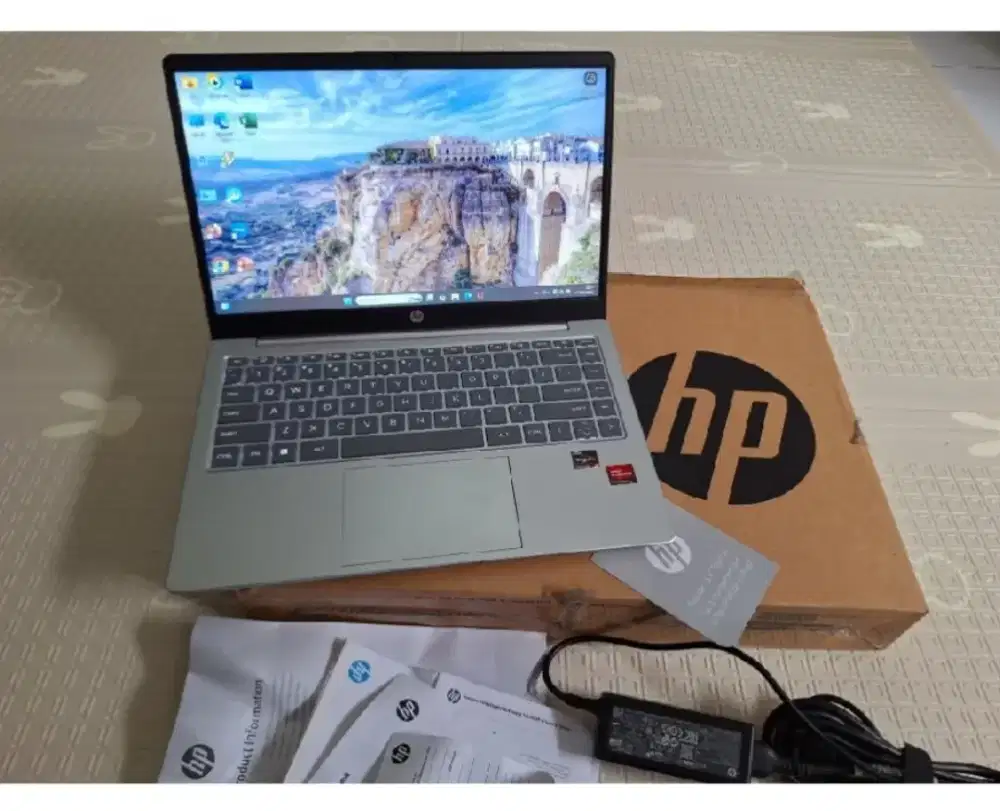 LAPTOP  HP AMD RYZEN 5 BARU 1 BULAN