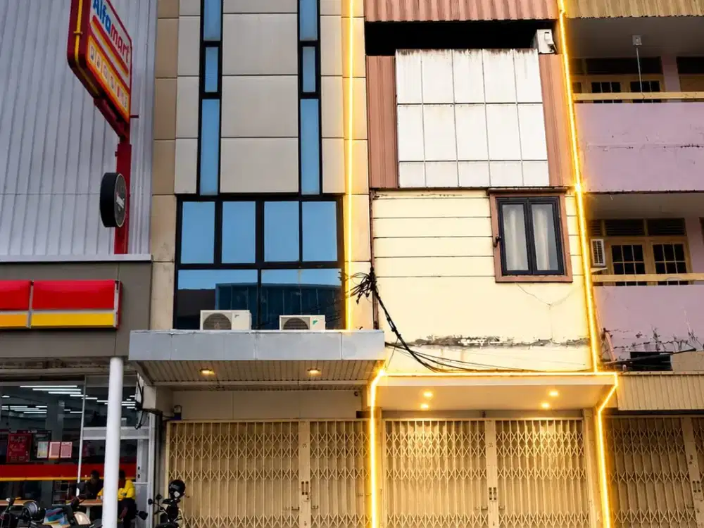 Ruko siap pakai dengan kondisi yang bagus dan berada di jantung kota.