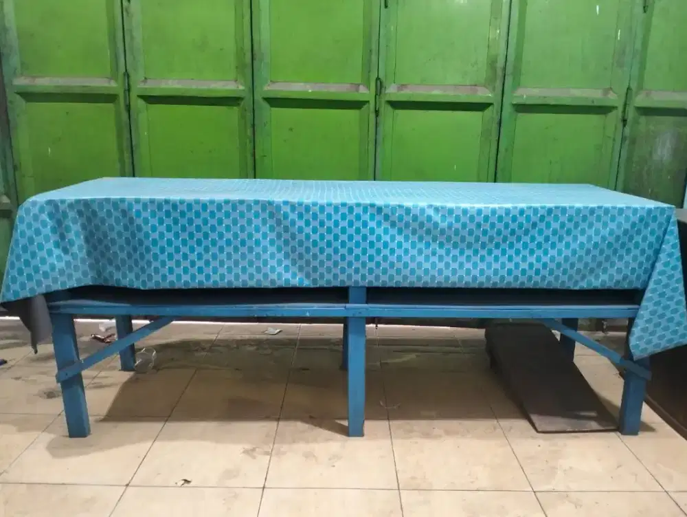 Meja kayu untuk jualan