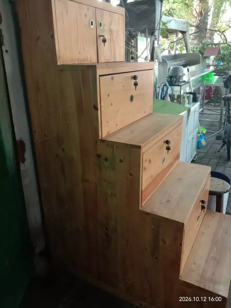 Lemari tangga kayu
