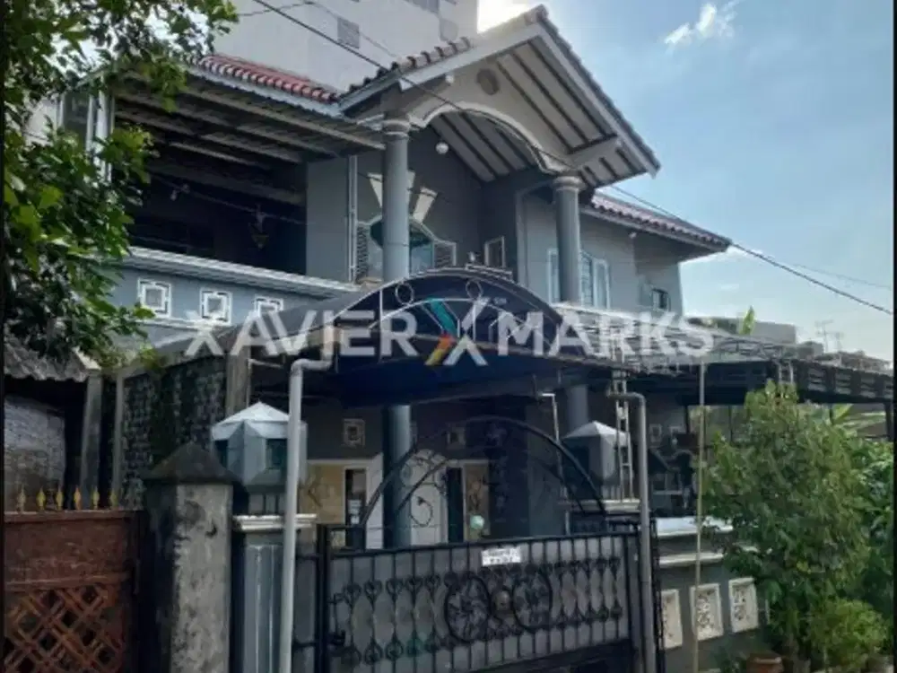 Dijual rumah deket exit tol manyaran ada kolam renang anak dan balkon