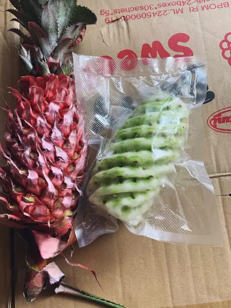 Buah nanas muda / nanas merah fresh