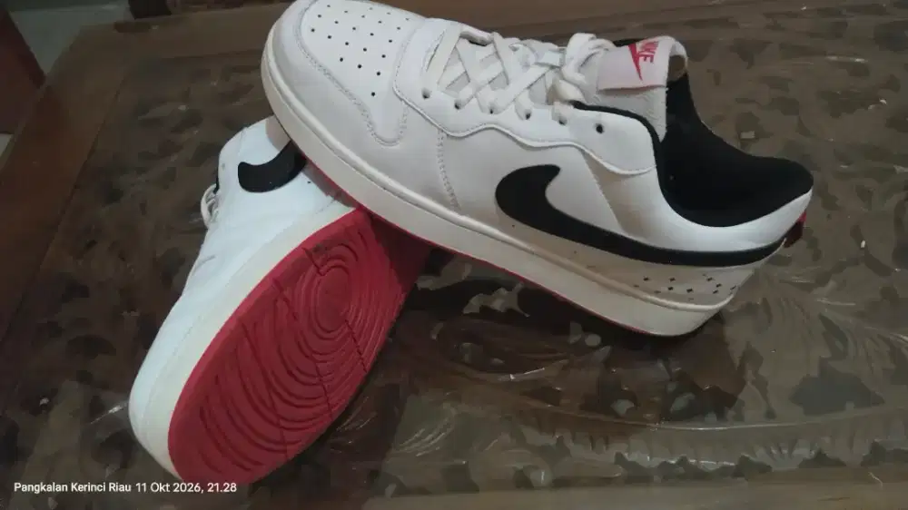 Sepatu Nike SE White Black Red