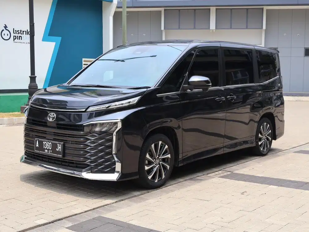 TOYOTA VOXY MATIC AT HITAM 2022  GENAP SIAP PAKAI