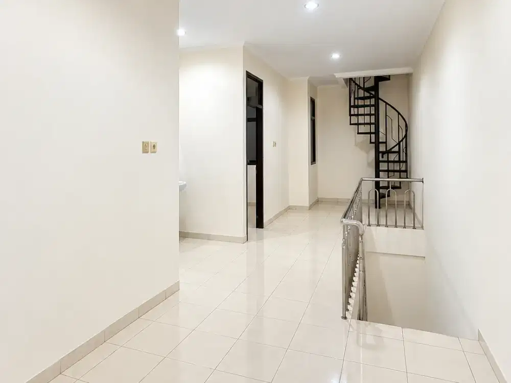 Rumah 3 Lantai 6x15 90m2 3+2KT Rapi Bersih Strategis di Kelapa Gading Jakarta Utara