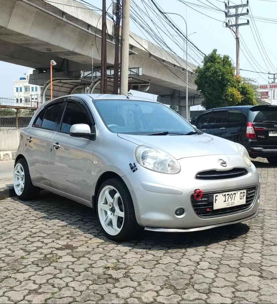 Nissan March Matic 2012 – Km Rendah, Velg R17 Putih, Siap Pakai