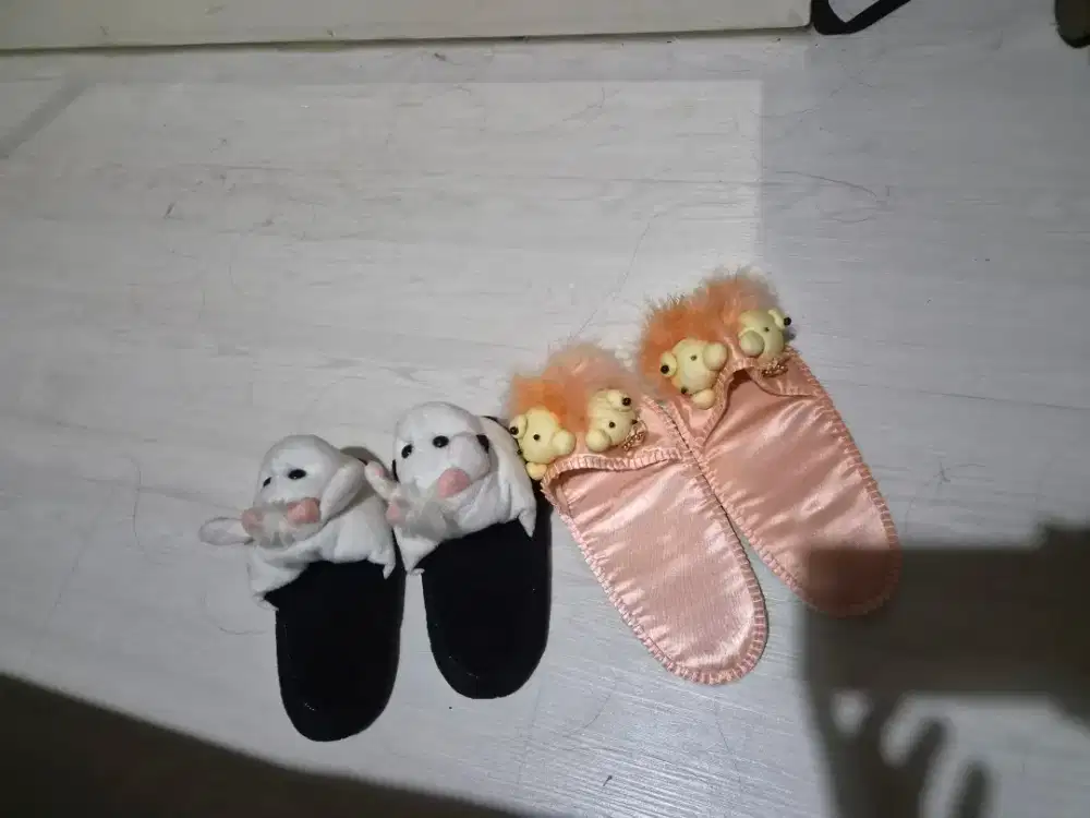 Dijual sandal 2 set yang masih 90 persen baru dan belum pernah dipakai