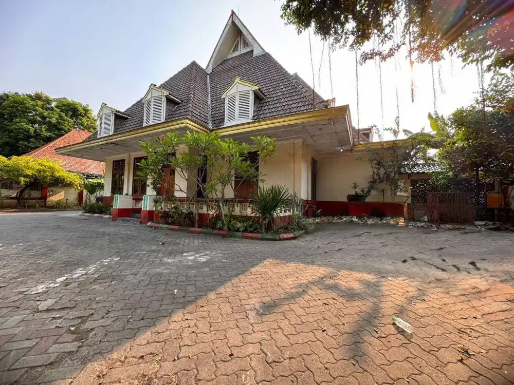 Disewakan Rumah Vintage Komersial Area Tengah kota Surabaya