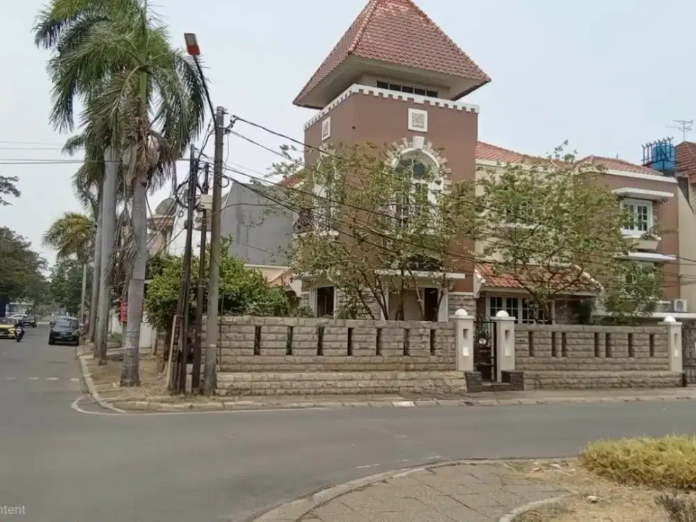 Rumah Hook Bergaya Mediterania Klasik di Citra Garden Kalideres, LT 320 m² LB 283 m², 4+1 KT