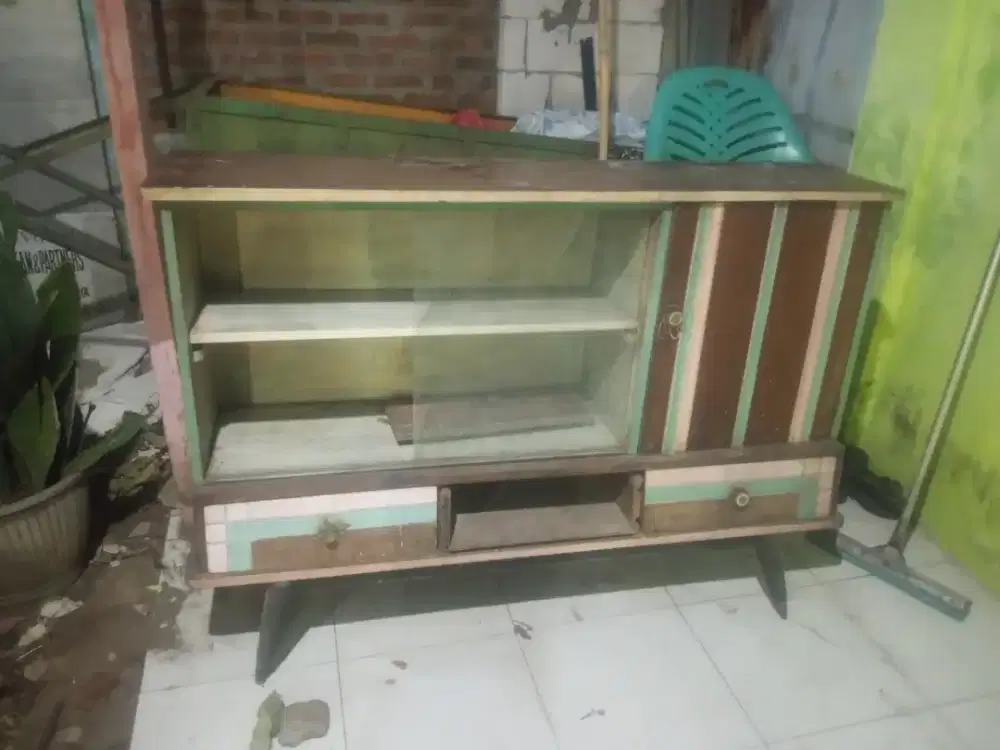 Lemari lawas. Jati