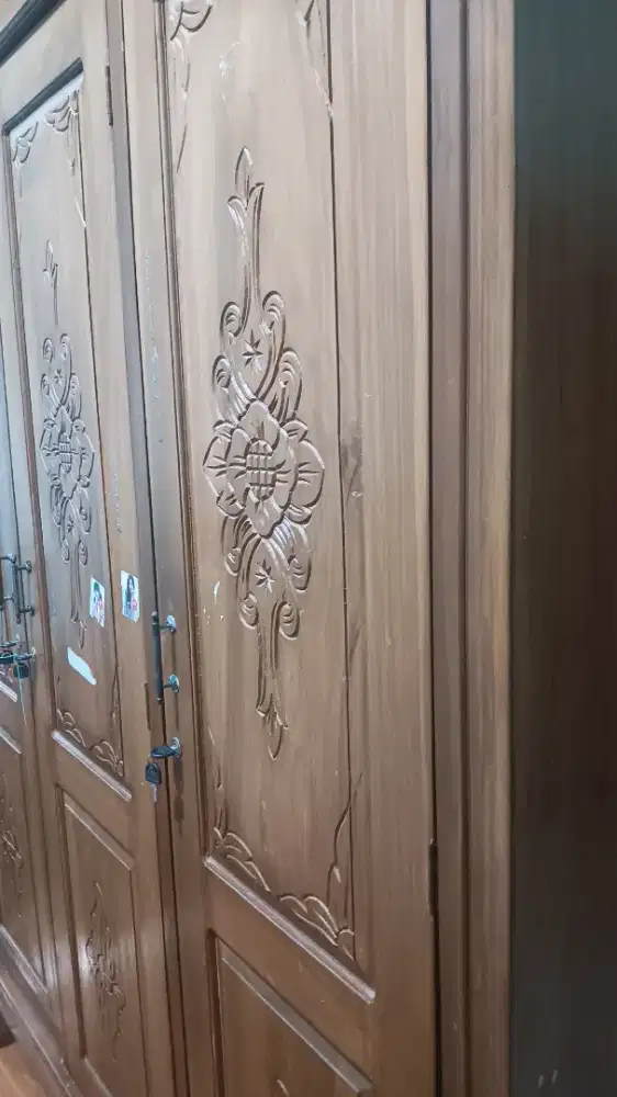 Lemari pakaian tiga pintu