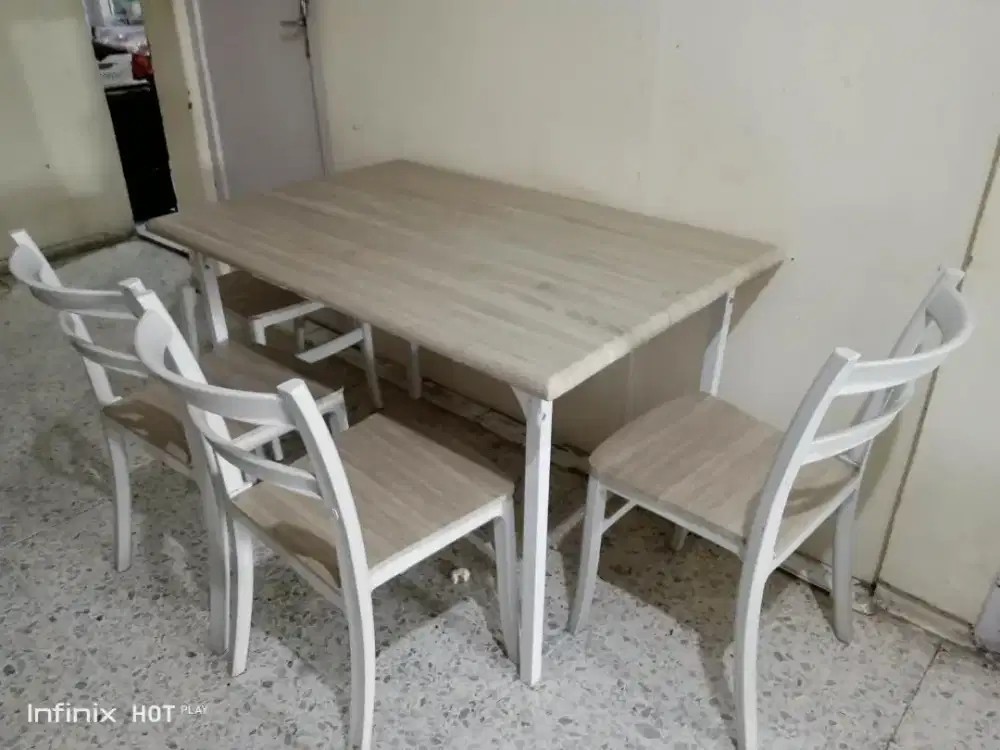 Kursi dan Meja Makan