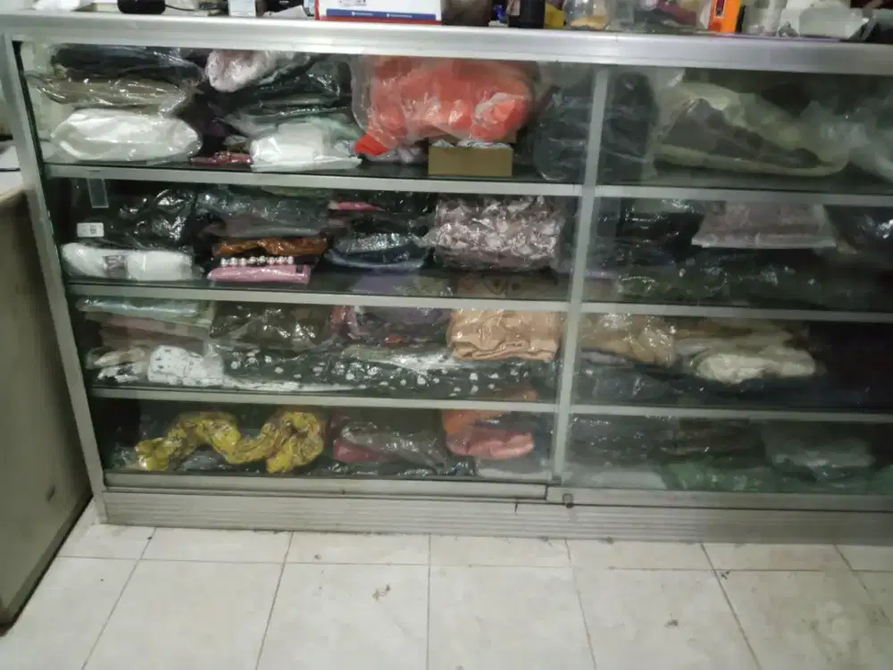 Etalase kaca besar 2m