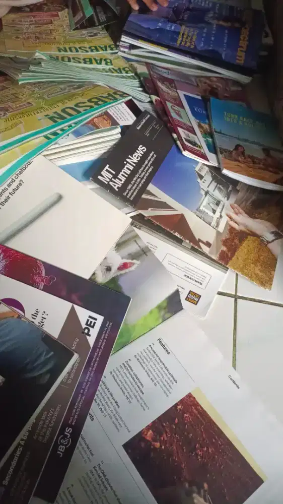 Majalah luar negri, masih baru jual per kilo aja yg mau buat bungkus
