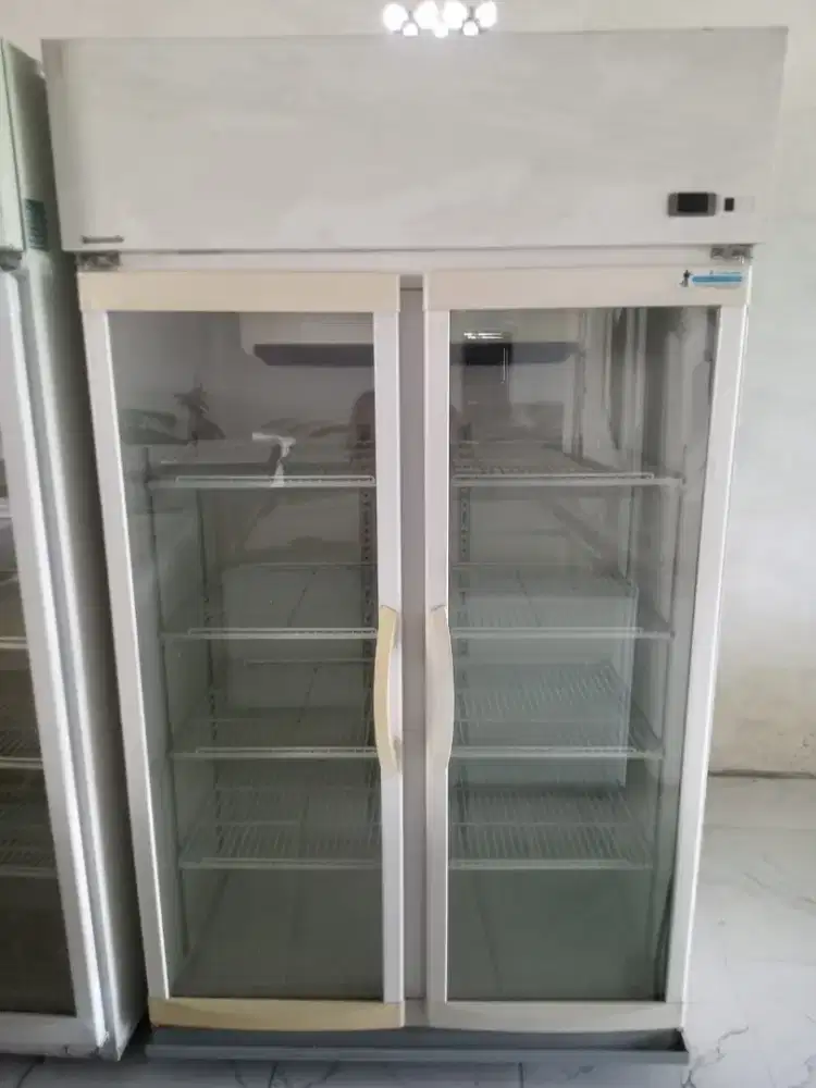 Showcase, shokes 2 pintu