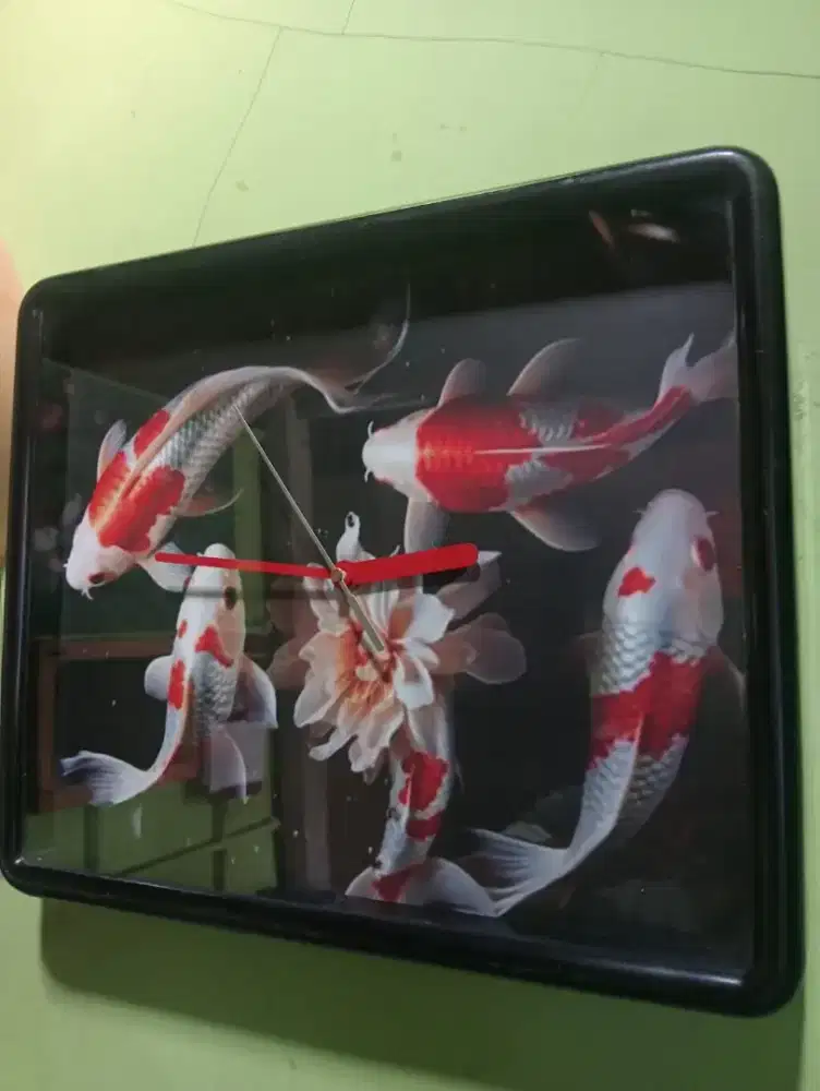 Jam dinding hias ikan koi
