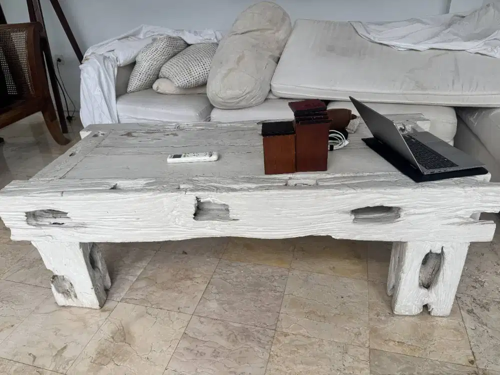 Meja Kopi Kayu Putih (White Coffee Table)