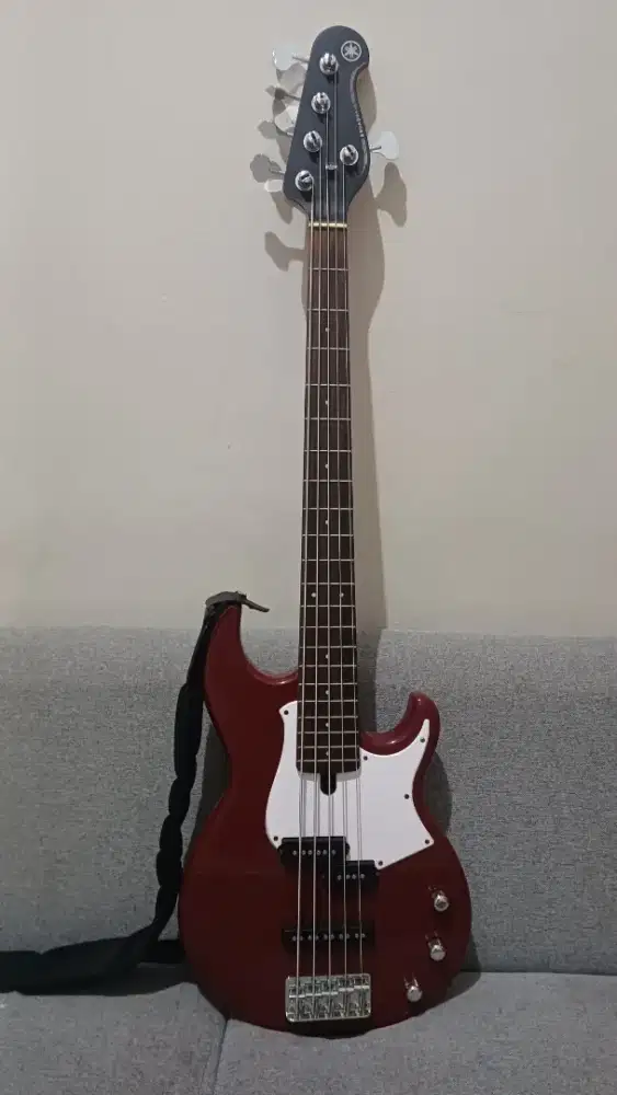 Bass Yamaha BB235