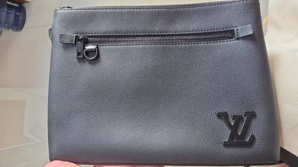 Tas Pria Louis Vuitton Grained Calfskin Aerogram Pouch Noir Original