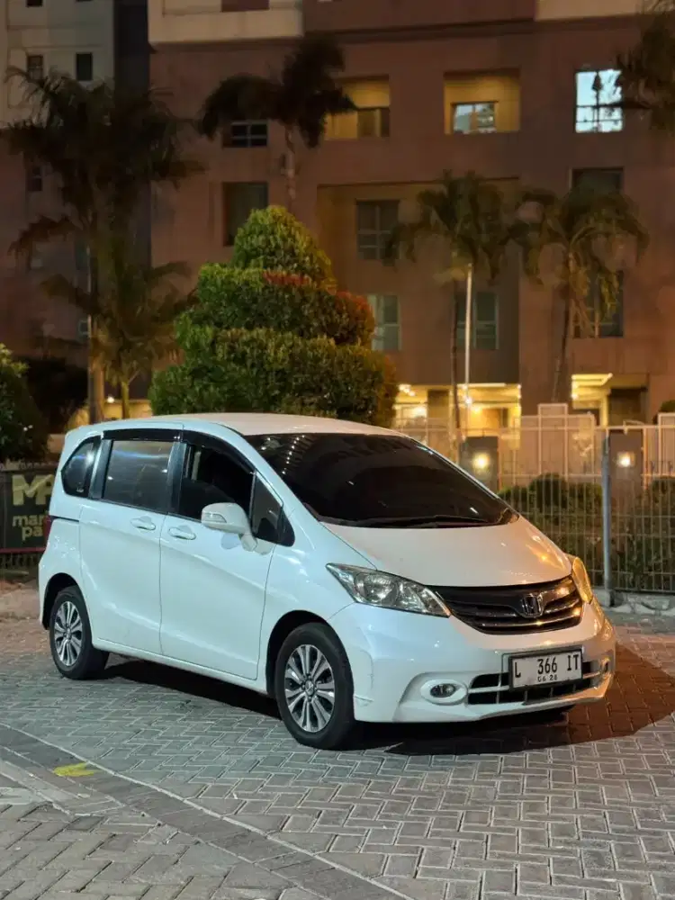 Honda Freed E PSD 1.5 Facelift 2013 Putih Matic / AT ISTIMEWA !!