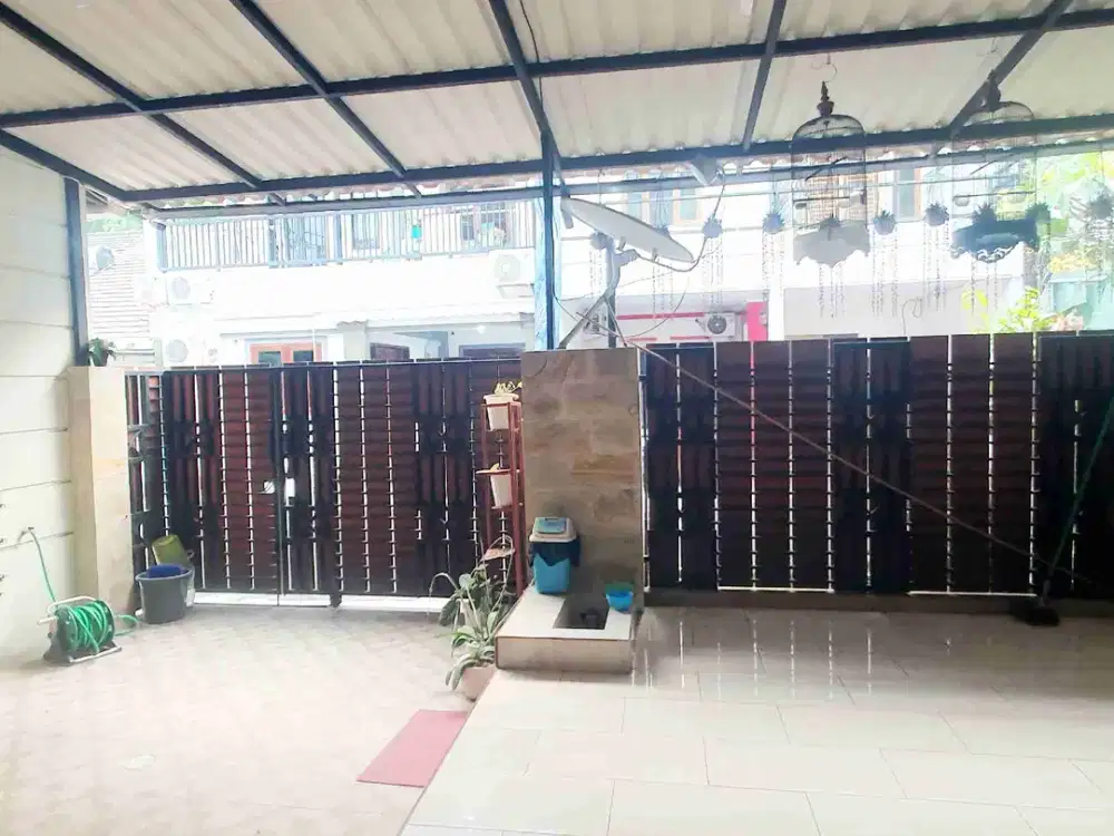 RUMAH CANTIK 1.5 LANTAI, TERAS LUAS DI KENCANA LOKA, BSD TANGSEL