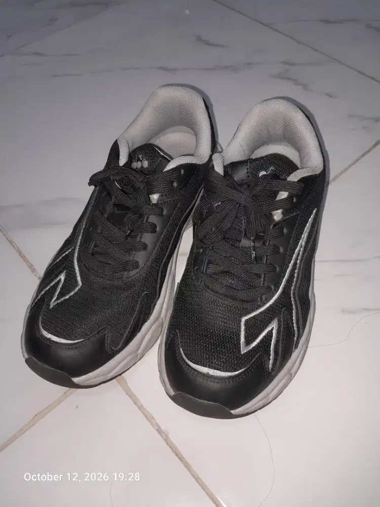 Sepatu Diadora size 42