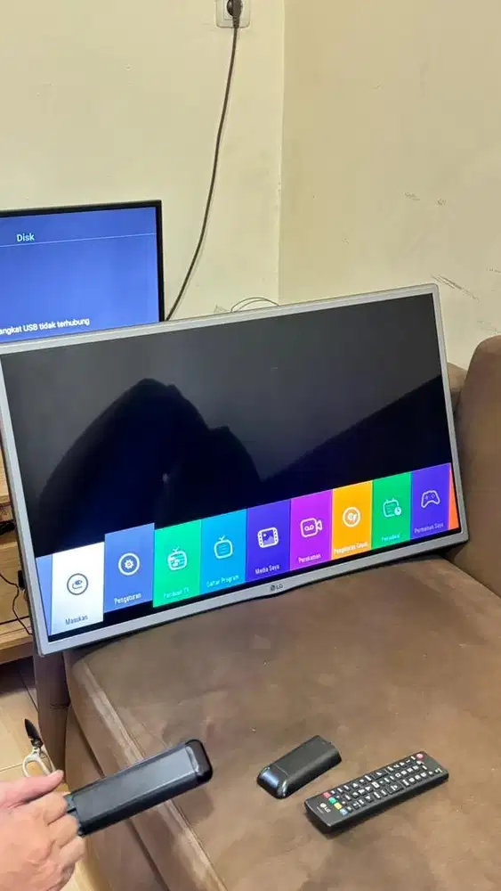 LED TV LG 32 Inch (Model: 32LH51).