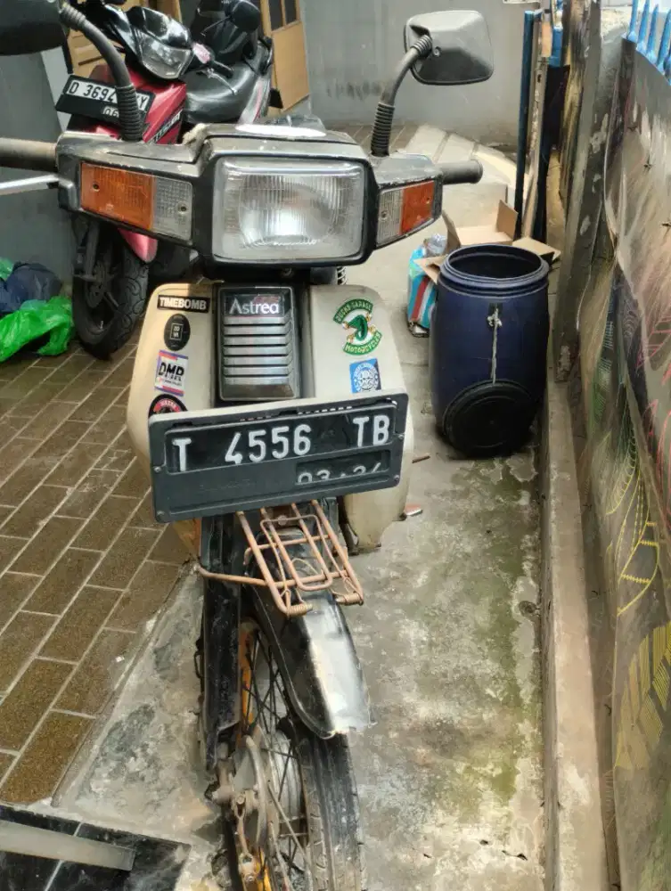 Astrea 800 satu tangan