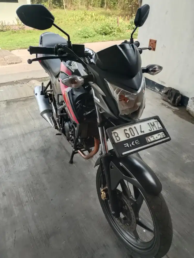 Honda cb150r 2015