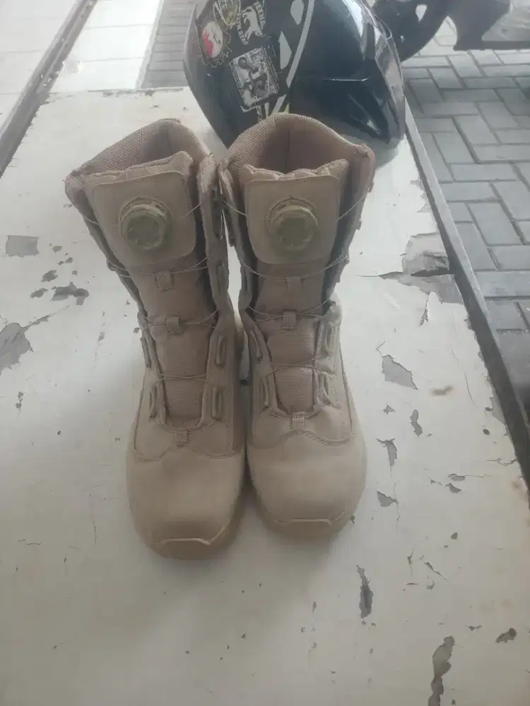 Dijual sepatu apa adanya
