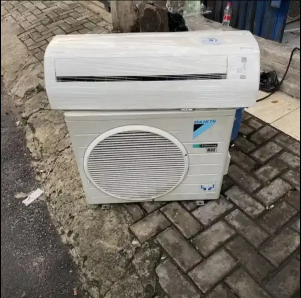 AC daikin ½ pk inverter tahun 2004