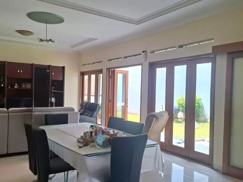 Rumah Hoek 2 LT Nyaman Luas di Setra Indah Bandung
