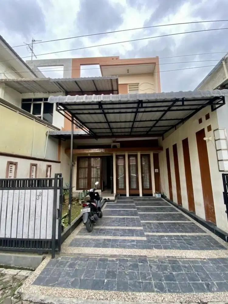 DIJUAL RUMAH 2 LANTAI HALF FURNISHED DI MEDAN SUNGGAL – SIAP HUNI!