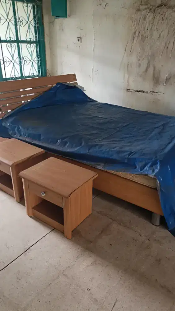 Tempat tidur kayu plus nakas