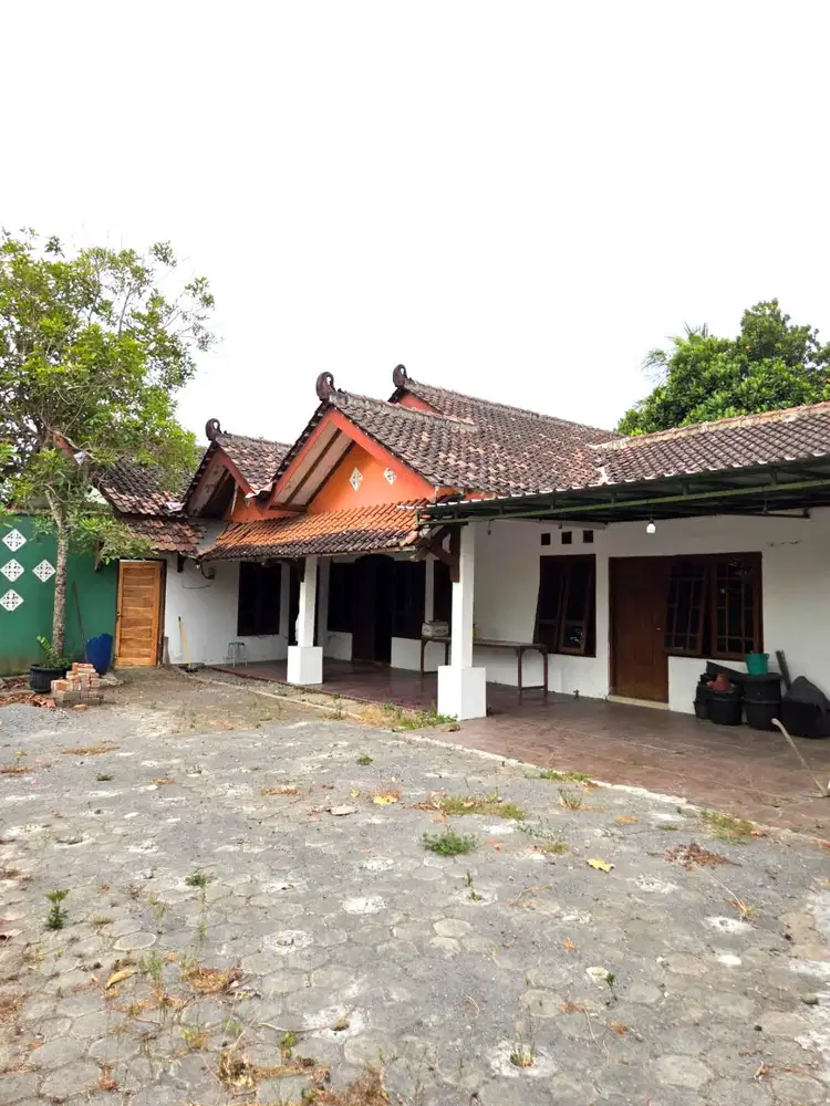 Rumah Asri dengan Halaman Luas di Jalan Karangjati Tamantirto