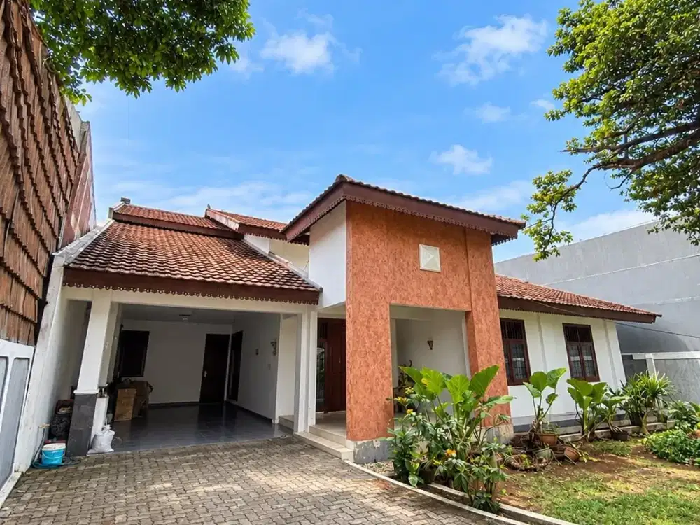 DIJUAL — RUMAH DI PINGGIR DANAU SETU BABAKAN    Jagakarsa, Jakarta Selatan