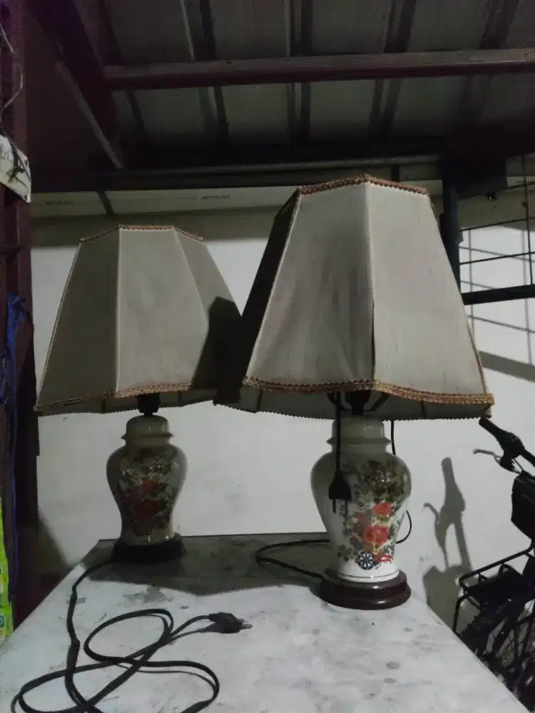 Vintage Lampu Meja atau Lampu Tidur Porselen Jadul