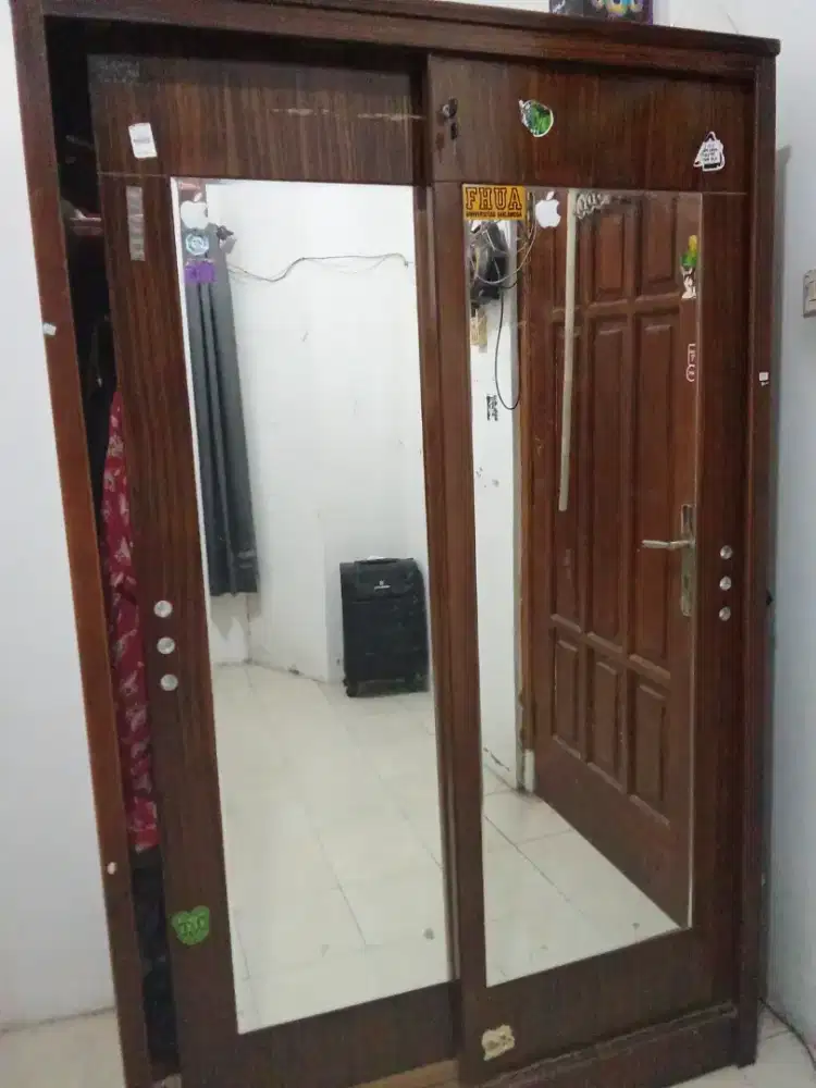 Lemari kayu pintu sleading