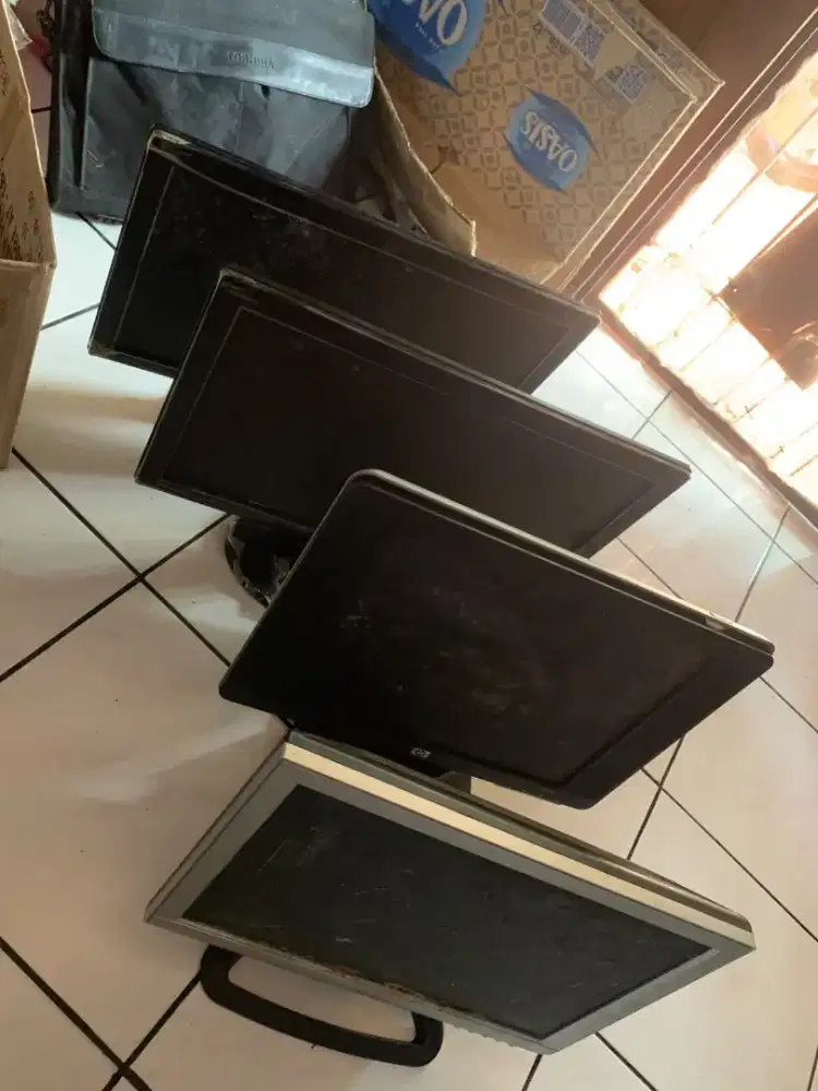 Borongan Rongsok Elektronik - 4 Monitor, 1 Laptop Toshiba, 2 HDD Eks