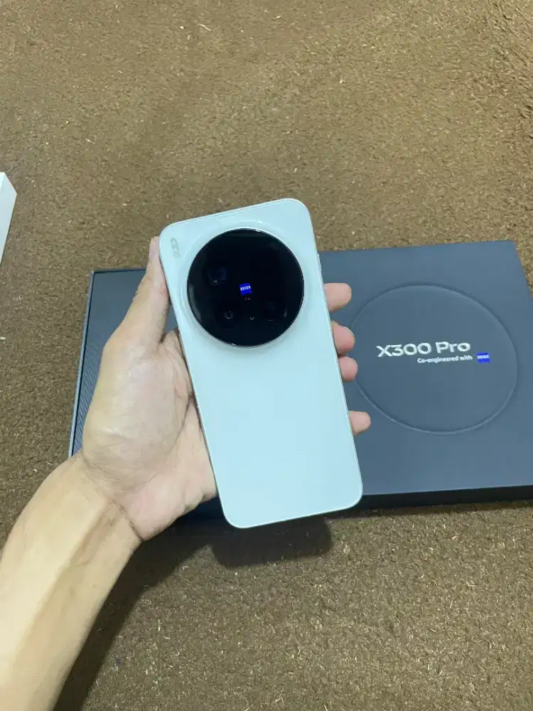 Vivo x300 pro 16/512 garansi juli 2027 like new