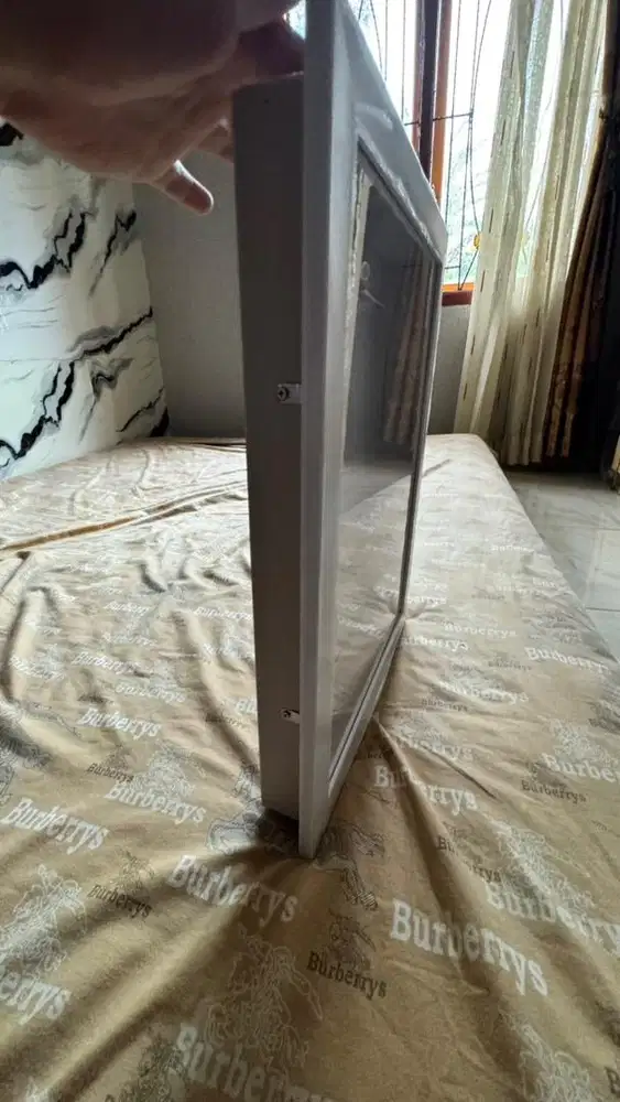 Etalase display kaca putih
