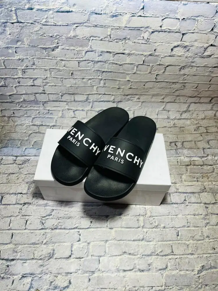 Sendal Givenchy
