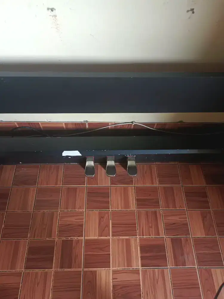 Stand meja plus 3 pedal piano nux npk 10 npk 20  putih di stiker hitam