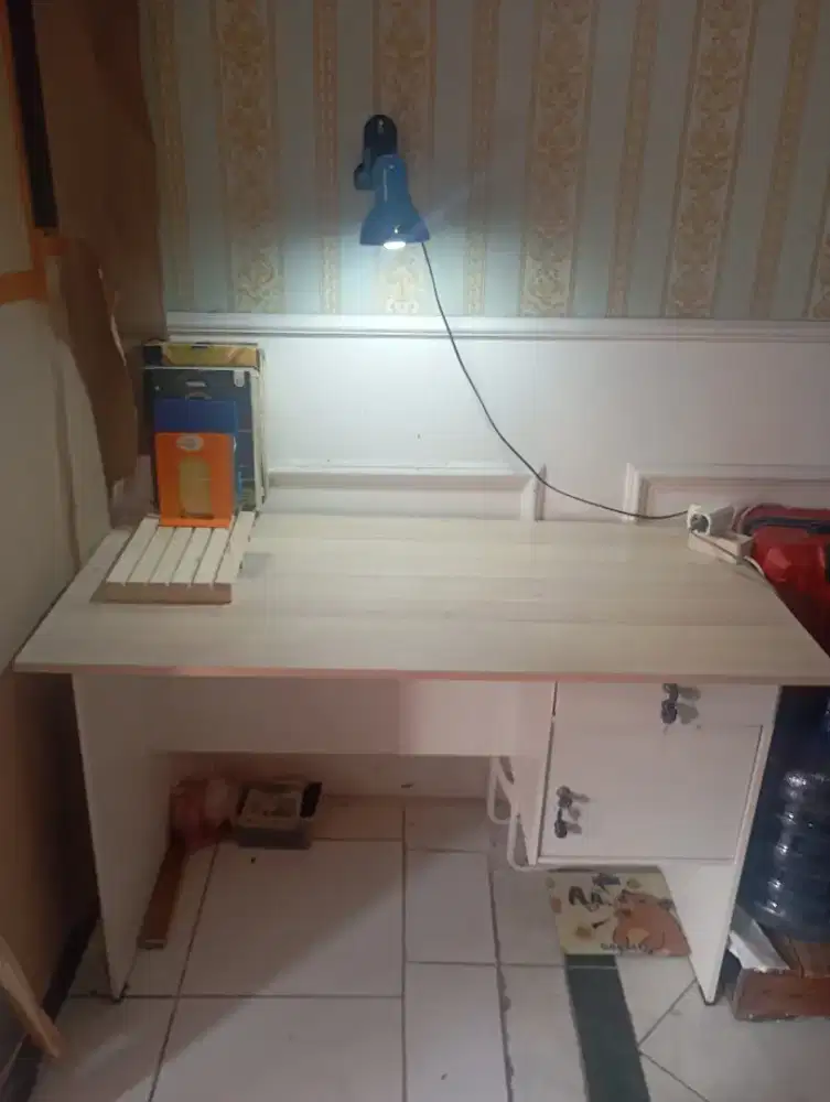 Meja Kerja Setengah Biro