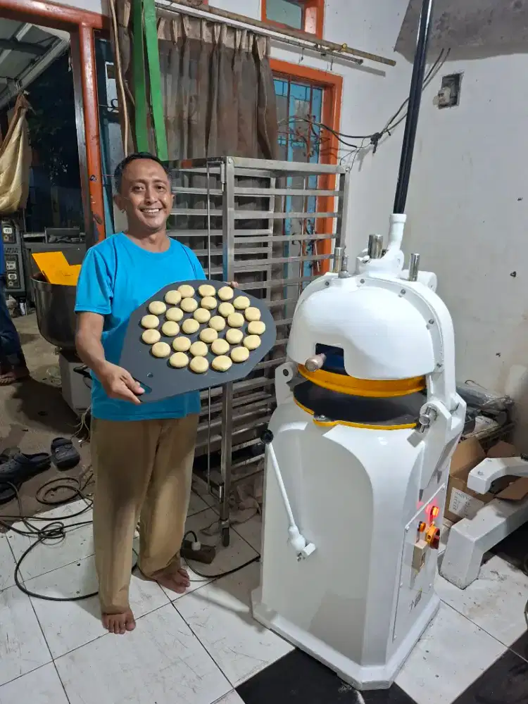 Mesin semi automatis dough divider rounder isi 30 pcs merk Getra
